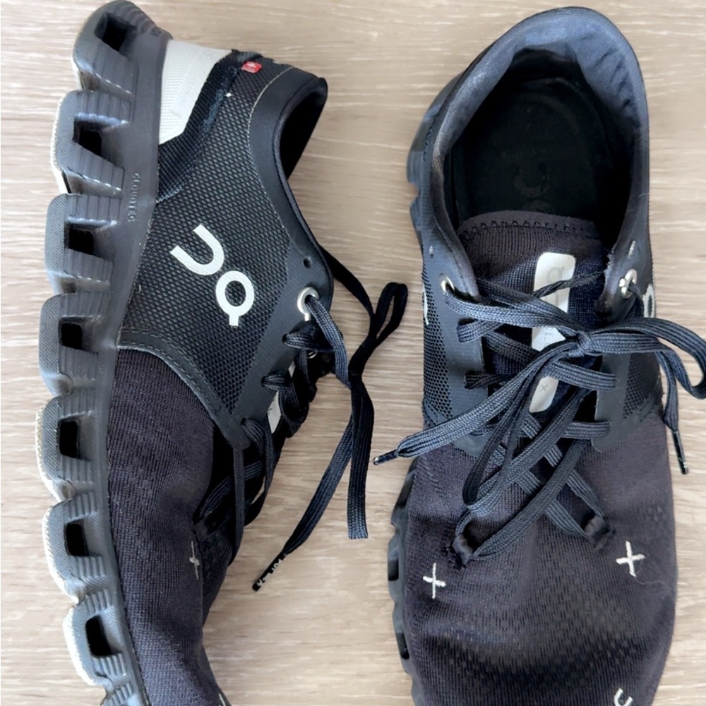 On cloud Running Black Athletic Shoes with Breathable Design